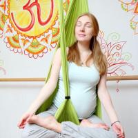 Йога для беременных в гамаках